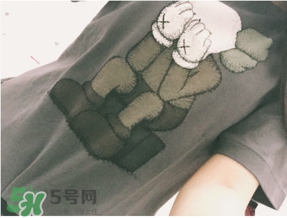 優(yōu)衣庫(kù)xKAWS合作系列衣服多少錢與試穿圖片