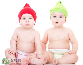 如何判斷新生兒已經(jīng)吃飽？新生兒吃飽了有什么表現(xiàn)？