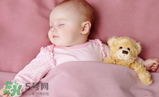 如何判斷新生兒已經(jīng)吃飽？新生兒吃飽了有什么表現(xiàn)？