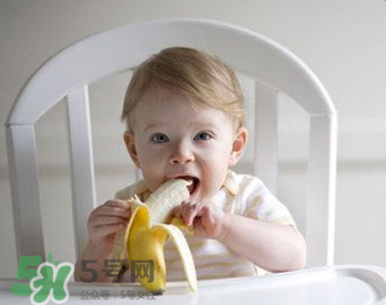 如何判斷新生兒已經(jīng)吃飽？新生兒吃飽了有什么表現(xiàn)？