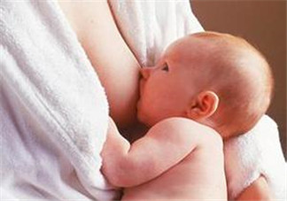 哺乳期奶水有血是什么原因？哺乳期奶水有血能喂奶嗎？