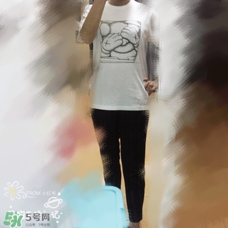 優(yōu)衣庫(kù)xKAWS合作系列衣服多少錢與試穿圖片