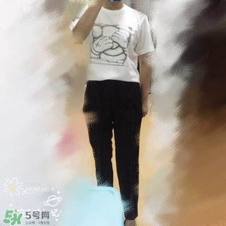 優(yōu)衣庫(kù)xKAWS合作系列衣服多少錢與試穿圖片