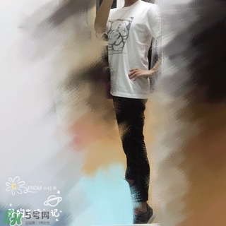 優(yōu)衣庫(kù)xKAWS合作系列衣服多少錢與試穿圖片