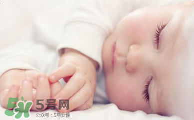 小孩開著燈睡覺好嗎？寶寶睡覺開著燈對(duì)身體有危害嗎？