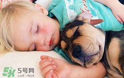 小孩開著燈睡覺好嗎？寶寶睡覺開著燈對(duì)身體有危害嗎？