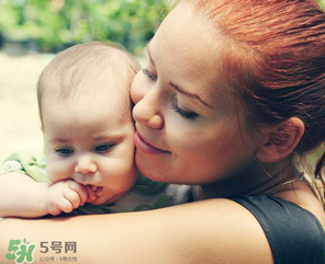 哺乳期媽媽用護(hù)膚品對(duì)寶寶有影響嗎？哺乳期能不能用護(hù)膚品？