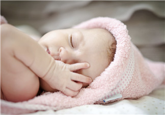 小孩開(kāi)著燈睡覺(jué)好嗎？寶寶睡覺(jué)開(kāi)著燈對(duì)身體有危害嗎？