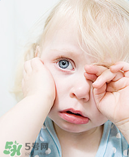 寶寶總是拿手揉眼睛是怎么了？寶寶眼睛癢怎么處理？