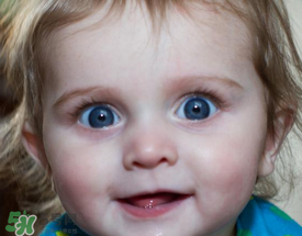 寶寶總是拿手揉眼睛是怎么了？寶寶眼睛癢怎么處理？