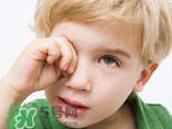 寶寶總是拿手揉眼睛是怎么了？寶寶眼睛癢怎么處理？