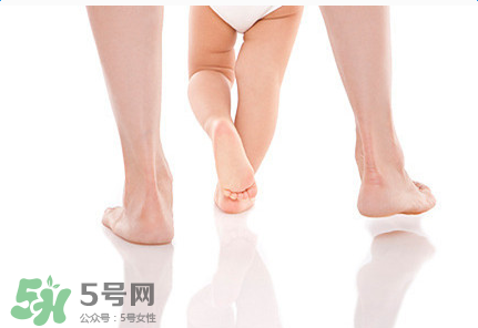 寶寶一歲多了還不會(huì)走路怎么辦？寶寶走路晚是什么原因造成的