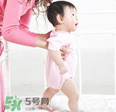 寶寶一歲多了還不會(huì)走路怎么辦？寶寶走路晚是什么原因造成的