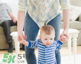 寶寶一歲多了還不會(huì)走路怎么辦？寶寶走路晚是什么原因造成的