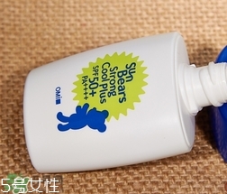 近江兄弟防曬霜紅色藍(lán)色哪個(gè)好？近江兄弟小熊防曬霜紅色藍(lán)色對比