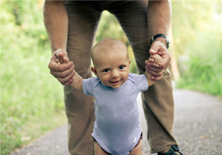 寶寶一歲多了還不會走路怎么辦？寶寶走路晚是什么原因造成的