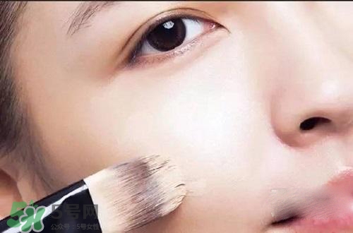 粉底液可以涂在眼部嗎？粉底液涂在眼部有什么危害？