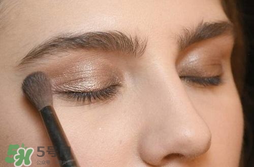 粉底液可以涂在眼部嗎？粉底液涂在眼部有什么危害？