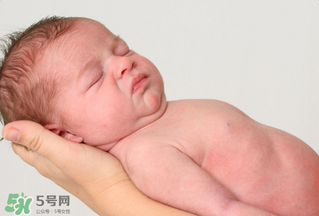 寶寶頭皮上的污垢可以摳掉嗎？寶寶頭上的頭垢該怎么處理？