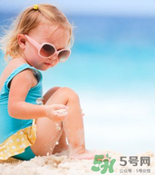 夏日海邊寶寶游泳怎么防曬？海邊親子游泳防曬注意事項(xiàng)