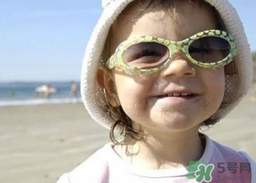 夏日海邊寶寶游泳怎么防曬？海邊親子游泳防曬注意事項(xiàng)