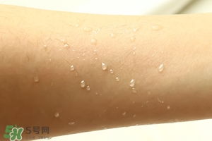 ajuste防曬噴霧哪個顏色好？ajuste防曬噴霧藍(lán)色綠色白色區(qū)別