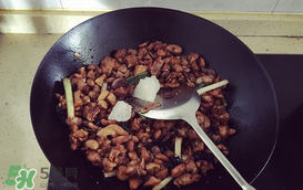 別人家的室友！成都女孩為室友帶了一盆冷吃兔