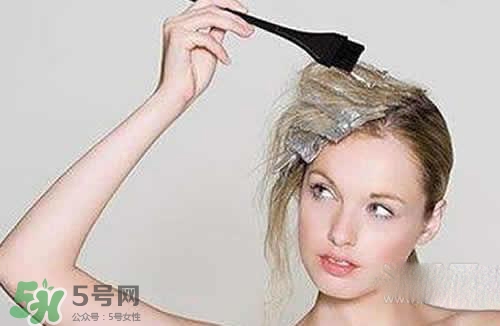 用染發(fā)膏前要不要洗頭？用染發(fā)膏要提前幾天洗頭？