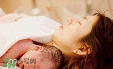 產(chǎn)后皮膚干燥起皮又很癢是怎么回事？生完小孩后皮膚特干怎么辦？