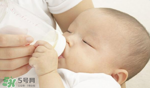 寶寶溢奶怎么辦？寶寶溢奶怎么做？