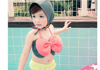 兒童泳衣連體好還是分體好？?jī)和疽履膫€(gè)款式好？