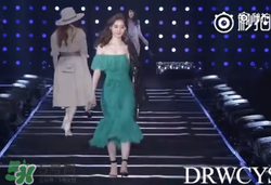 穿著高跟鞋翻跟頭走t臺(tái)模特同款綠色裙子是什么牌子？