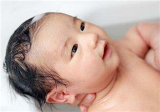 嬰兒洗頭怎么洗？嬰兒洗頭注意事項(xiàng)