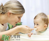 嬰兒吃魚肝油能打預(yù)防針嗎？嬰兒吃魚肝油影不影響打預(yù)防針？