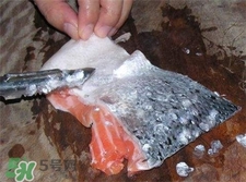 三文魚皮要去鱗嗎?三文魚皮可以生吃嗎? 三文魚皮要去鱗嗎?三文魚皮可以生吃嗎?