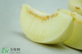 為什么吃甜瓜會嗓子疼？吃甜瓜嗓子疼怎么辦？