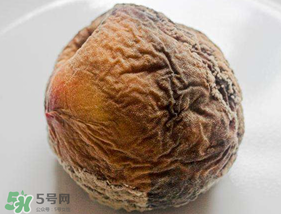 ?桃子發(fā)霉了還可以吃嗎？吃了發(fā)霉的桃子怎么辦？