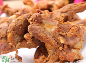 絕味鴨脖能冷凍嗎？絕味鴨脖可以放冰箱嗎？