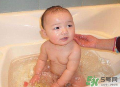 夏天嬰兒洗澡水溫多少度合適？夏天嬰兒洗澡水溫需要多少度？