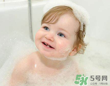 夏天嬰兒洗澡水溫多少度合適？夏天嬰兒洗澡水溫需要多少度？