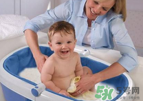 夏天嬰兒洗澡水溫多少度合適？夏天嬰兒洗澡水溫需要多少度？