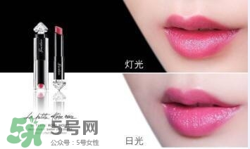 嬌蘭小黑裙甜漾唇膏061試色 嬌蘭小黑裙唇膏061試色圖 嬌蘭小黑裙甜漾唇膏061試色 嬌蘭小黑裙唇膏061試色圖