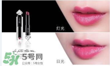 嬌蘭小黑裙甜漾唇膏061試色 嬌蘭小黑裙唇膏061試色圖 嬌蘭小黑裙甜漾唇膏061試色 嬌蘭小黑裙唇膏061試色圖