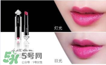 嬌蘭小黑裙甜漾唇膏061試色 嬌蘭小黑裙唇膏061試色圖 嬌蘭小黑裙甜漾唇膏061試色 嬌蘭小黑裙唇膏061試色圖