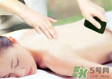 夏天刮痧好嗎？夏天拔罐好還是刮痧好？