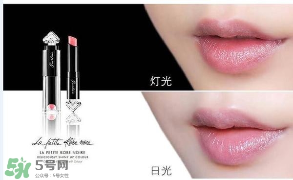 嬌蘭小黑裙甜漾唇膏061試色 嬌蘭小黑裙唇膏061試色圖 嬌蘭小黑裙甜漾唇膏061試色 嬌蘭小黑裙唇膏061試色圖