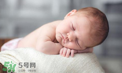 夏天寶寶可以穿開襠褲嗎？寶寶穿開襠褲有什么危害嗎？