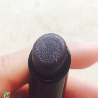 嬌蘭小黑裙007顯色嗎？嬌蘭小黑裙007適合唇色淺的嗎？