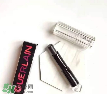 嬌蘭小黑裙007顯色嗎？嬌蘭小黑裙007適合唇色淺的嗎？