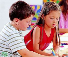 什么原因?qū)е潞⒆有愿駜?nèi)向？孩子性格內(nèi)向該怎么辦？